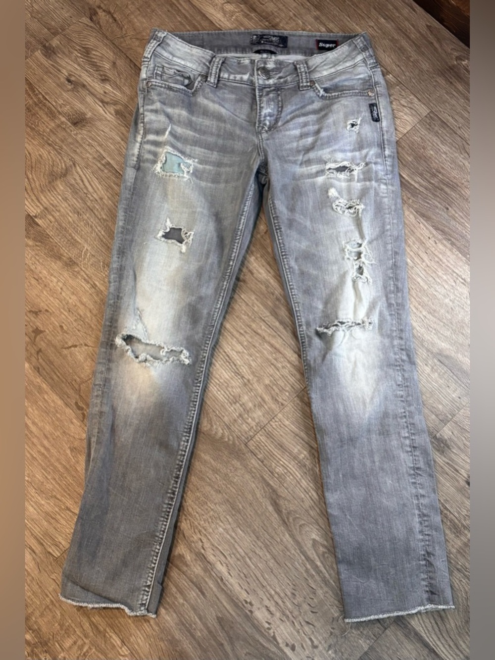 Silver Suki Women’s Size 27 Gray Distressed Mid Ankle Slim Jeans